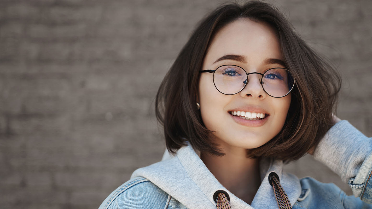How to Choose Glasses That Make You Look Younger ?